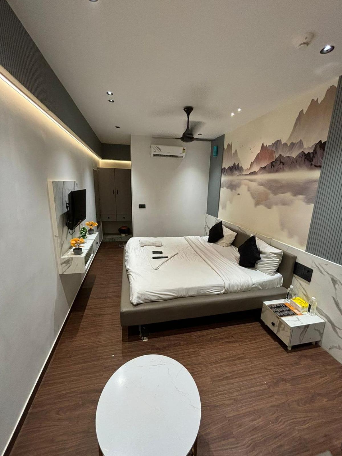V Love Surat Exterior foto